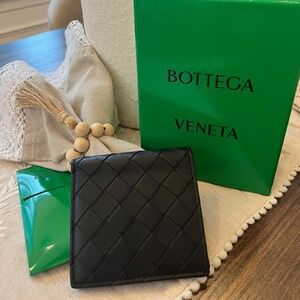 Bottega Veneta Intrecciato Bi-Fold Wallet – Black (Like New)